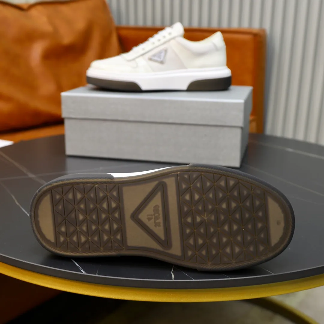 Factory price: 720 top original order Brand: PRADA (Prada) Standard code: Men's size 38/44 (45 can be customized) Grade: Same as the official website Material: Original cowhide, cowhide lining, original combination two-color wear-resistant soft outsole Style category: casual sports version, young fashion, European and American trend, British style Color: actual picture color